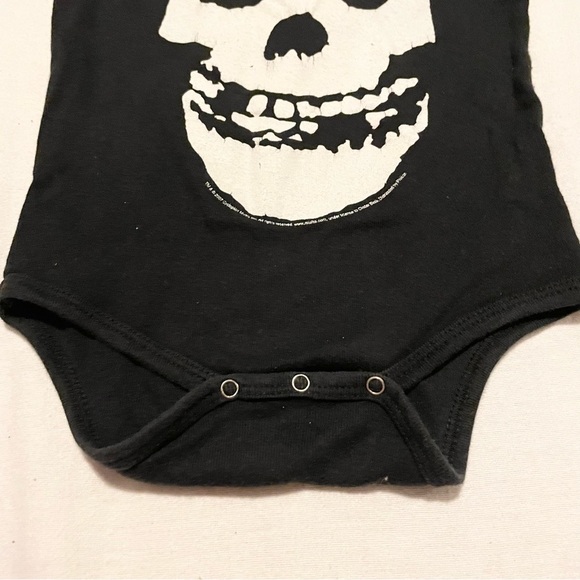 Misfits Skull Baby One Piece Onesie - Picture 6 of 16